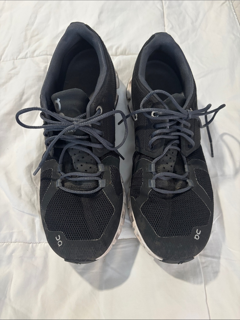 On Cloud Women's Athletic Sneakers in Black 8.5 very good condition
